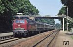 218 207 fährt mit einem Eilzug von Nürnberg nach Bayreuth durch den Bahnhof Rückersdorf. (27.05.1985) <i>Foto: Peter Schiffer</i>