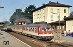 614 033 verlässt als Nt nach Nürnberg den Bahnhof Hersbruck rechts der Pegnitz. (25.05.1985) <i>Foto: Peter Schiffer</i>