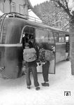 Der Bahnbus bringt Skifahrer nach Altenau im Harz. (02.1951) <i>Foto: Walter Hollnagel</i>
