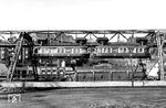 Schwebebahnzug Nr. 61/62 am Gaswerk in Wuppertal-Barmen.  (21.11.1956) <i>Foto: Carl Bellingrodt</i>