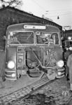 Ungewohnte Einblicke in den Motorraum eines DB-Busses, der bei einer Vollbremsung auf dem Ernst-August-Platz in Hannover seinen Motor verlor.  (10.01.1958) <i>Foto: Hans Berkowski</i>