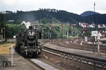 052 953-7 (50 2953) läuft vor E 2031 (Freiburg - Villingen - Rottweil - Stuttgart) in den Bahnhof Rottweil ein. (18.07.1973) <i>Foto: Peter Schiffer</i>