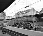 03 282 (Bw Ludwigshafen) in Frankfurt Hbf. Die Lok wurde am 02. August 1937 beim Bw Berlin-Karlshorst in Dienst gestellt und war bis 1967, zuletzt beim Bw Ulm, im Einsatz. (04.04.1959) <i>Foto: Joachim Claus</i>