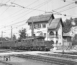 Die grün lackierte ÖBB 1020.32 fährt in den Bahnhof Kufstein ein. Ursprünglich war sie als E 94 079 am 04.02.1943 fabrikneu dem Bw Innsbruck zugeteilt worden. (26.05.1959) <i>Foto: Joachim Claus</i>