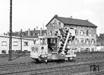 Ein 1956 in Dienst gestellter Schotterverteiler, der als Skl beim Gleislager Hanau Nord inventarisiert wurde, im Bahnhof Frankfurt-Höchst. (24.04.1959) <i>Foto: Joachim Claus</i>