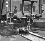 Als Rollbock bezeichnet man ein zweiachsiges Hilfsdrehgestell mit dem ein normalspuriger Güterwagen auf einer schmalspurigen Eisenbahnstrecke befördert werden kann. Dadurch entfällt das Umladen der Güter vom Normalspur- auf das Schmalspurfahrzeug und umgekehrt. Das Foto entstand auf der 750 mm Bottwartalbahn am Raiffeisen-Lagerhaus in Beilstein. (03.06.1959) <i>Foto: Joachim Claus</i>