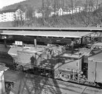 V 65 003 vom Bw Marburg/Lahn in ihrem Heimatbahnhof. Der im Hintergrund etwas versteckte DSG-Speisewagen WR4üe-35 verdient auch einen kurzen Blick, handelt es sich um eine windschnittige Bauart (geschweißt) mit Görlitz-III-schwer-Drehgestellen, bei dem (ungewöhnlicherweise) die 4.Federung abgebaut wurde. (15.11.1959) <i>Foto: Joachim Claus</i>