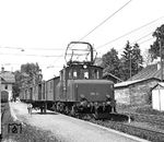 Zu Beginn der 1920er Jahre benötigte die LAG dringend eine leistungsfähige Güterzuglokomotive für die Strecke Murnau–Oberammergau. Siemens in Berlin lieferte 1922 eine zweiachsige Lokomotive mit einem recht eigenwilligen Aufbau. Sie hatte das Führerhaus am Fahrzeugende, davor befand sich ein langer, abgeschrägter Vorbau, auf den sich das weit vorgezogene Dach mit zwei Ständern abstützte. Der mechanische Teil der Lok entstand aus einer Hälfte einer Siemens-Drehstrom-Versuchslokomotive entstanden, die 1902 für die Studiengesellschaft Elektrische Schnellbahnen Marienfelde–Zossen gebaut worden war. 1934 wurde dann von Krauss-Maffei ein neuer Aufbau mit mittigem Führerhaus geliefert, der weitgehend dem der LAG 5 (E 69 05) glich. Bis zum Umbau von 5-kV auf 15-kV im Jahre 1955 im AW München-Freimann blieb die Elektrik der mittlerweile als E 69 04 bezeichneten Lok unverändert. Die Lok versah ihren Dienst auf der Strecke Murnau - Oberammergau bis zur Ausmusterung 1977. Danach wurde sie in München in der Arnulfstraße vor dem Bundesbahn-Zentralamt aufgestellt. Nach Verkauf der Liegenschaft wurde sie 1997 als Denkmal vor dem Bahnhof in Murnau aufgestellt. 2013 wurde der Anstrich der Lok erneuert und das Denkmal um einen historischen Fahrleitungsmast der Bahnstrecke Murnau–Oberammergau samt Oberleitung ergänzt. Das Bild entstand im Lokalbahnhof von Murnau. Ein Jahr nach der Aufnahme wurde dieser für den Regelbetrieb stillgelegt. Die Züge nach Oberammergau verkehren seither vom daneben liegenden (früheren Staats-)Bahnhof.  (19.05.1959) <i>Foto: Joachim Claus</i>