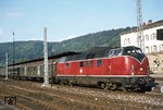 221 144 steht vor dem D 386 (Ventimiglia - Stuttgart) im Bahnhof Horb. Die Masten kündigen bereits das baldige Ende der Villinger Dieselloks auf der Schwarzwaldbahn an. (29.04.1973) <i>Foto: Peter Schiffer</i>
