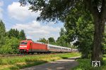 101 064 ist mit IC 2044 (Dresden - Köln) bei Solingen unterwegs. (09.06.2016) <i>Foto: Joachim Bügel</i>