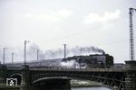 01 2165 (Bw Berlin-Ostbf) mit einem Schnellzug nach Berlin auf der Elbebrücke kurz vor Dresden-Neustadt.  (07.1975) <i>Foto: Will A. Reed</i>