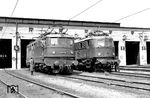 Vergleichsaufnahme der 1953 gebauten Vorserien-Einheitselektrolokomotive E 10 002 mit der im Jahre 1936 gebauten E 18 24 im Bw München Hbf.  (28.05.1954) <i>Foto: Günther Scheingraber</i>