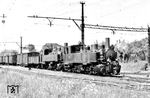 Obwohl leicht verwackelt, soll das Foto der Loks 5s und 6s (beide Karlsruhe, Baujahr 1897) vor einem langen Güterzug im Bahnhof Ettlingen Stadt nicht fehlen. (07.1956) <i>Foto: Kurt Eckert</i>