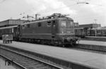 110 004 war von 1954 bis zu ihrer Ausmusterung am 27.01.1977 in Nürnberg stationiert, sodass ein Treffen im dortigen Hauptbahnhof nicht unwahrscheinlich war. (05.1971) <i>Foto: Reinhard Todt</i>