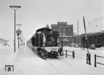 212 063 (Bw Bielefeld) hat an einem schneereichen Wintertag im Februar 1969 den Bahnhof Warburg erreicht. (16.02.1969) <i>Foto: Reinhard Todt</i>