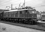 E 18 18 war seit ihrer Anlieferung am 20.08.1936 beim Bw München Hbf stationiert. Mittlerweile in Bundesbahn-Manier "entfeinert", gelang diese Porträtaufnahme im Münchener Hauptbahnhof. (05.1960) <i>Foto: Reinhard Todt</i>