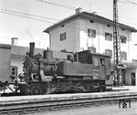 Der Bahnhof Endorf wurde am 7. Mai 1860 eröffnet. Als am 15. Januar 1908 die Lokalbahn nach Obing eröffnet wurde, fanden im Bahnhof zahlreiche Umbauarbeiten statt, um die Lokalbahnzüge aufzunehmen zu können. Die Nebenbahn mündete am Gleis 1 ein (Foto mit 70 047). Um die Züge wenden zu können, wurde hinter dem Empfangsgebäude ein Umfahrgleis errichtet. Am 28. Mai 1989 wurde der Bahnhof in Bad Endorf (Oberbay) umbenannt. (26.05.1959) <i>Foto: Joachim Claus</i>