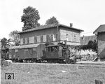98 307 rangiert im Bahnhof Spalt, dem Endpunkt der 7 km langen Stichbahn von Georgensgmünd. Die Lokomotiven der bay. PtL 2/2 ("Glaskasten") prägten über Jahrzehnte das Bild der Strecke.  (05.06.1959) <i>Foto: Joachim Claus</i>