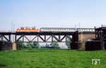 111 137 mit E 3162 auf der alten Hammer Rheinbrücke kurz vor Neuss. (14.05.1982) <i>Foto: Wolfgang Bügel</i>