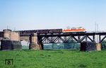111 178 mit Ne 62005 auf der Vorflutbrücke zur alten Hammer Rheinbrücke bei Neuss. (14.05.1982) <i>Foto: Wolfgang Bügel</i>