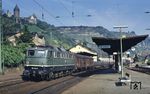 150 060 (Bw Hagen-Eckesey) mit einem Güterzug nach Mannheim bei der Durchfahrt in Bacharach. (29.08.1985) <i>Foto: Peter Schiffer</i>