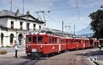 RhB ABe 4/4 487+481 als Personenzug nach Arosa auf dem Bahnhofsvorplatz in Chur. (29.07.1985) <i>Foto: Peter Schiffer</i>