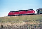 Die Diesellokomotive ML 2200 C'C' war eine sechsachsige Variante der Baureihe V 200, welche 1957 in drei Exemplaren für die Jugoslawische Staatseisenbahn (JŽ) gebaut wurde. Eine vierte Lokomotive wurde zur ML 3000 C'C' umgebaut, die als V 300 001 (ab 1968 als 230 001) bei der DB im Einsatz war. Hier befördert 230 001-0 den Bäder-Sonderzug "Neptun" (Westerland - Hamburg) über den Hindenburgdamm. (16.07.1972) <i>Foto: Peter Schiffer</i>