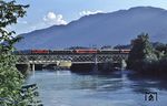 Eine RhB Ge 4/4II vor dem Bernina-Express (Tirano - Chur) auf der Hinterrheinbrücke bei Reichenau-Tamins. (24.07.1985) <i>Foto: Peter Schiffer</i>