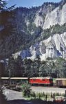 RhB Ge 4/4 II 624 fährt mit dem Glacier-Express (Zermatt - Chur/St.Moritz) in Versam-Safien ein. (22.07.1985) <i>Foto: Peter Schiffer</i>