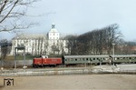 Lok 36 der Schleswiger Kreisbahn mit einem Sonderzug vor der Kulisse des Schlosses Gottorf in Schleswig-Altstadt. (09.04.1972) <i>Foto: Peter Schiffer</i>