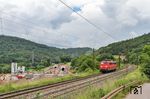 Die nach Laufach zurückkehrende Schiebelok 151 163 (aus EZ 51473) passiert die Röhren des neuen Hirschbergtunnels bei Hain im Spessart. (18.06.2016) <i>Foto: Joachim Bügel</i>