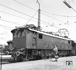 E 16 20 wurde 1933 in Dienst gestellt und befindet sich hier in ihrer angestammten Heimat Freilassing. Der Lokführer dürfte sogar noch das Alter seiner Maschine toppen und freut sich hier neben dem Fotografen über den Besuch seiner Angetrauten. (25.05.1959) <i>Foto: Joachim Claus</i>