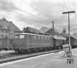 Die noch nicht 3 Jahre alte E 41 001 (Bw München Hbf, Abnahme am 29.09.1956) im Bahnhof Garmisch-Partenkirchen. (19.05.1959) <i>Foto: Joachim Claus</i>