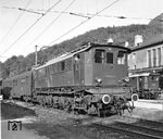 E 44 506 (Bw Freilassing) rangiert einen besetzten Postwagen im Bahnhof Berchtesgaden. Die gelbe Fahne (Signal Fz 2) kennzeichnet Wagen, die mit Personen besetzt sind.  (26.05.1959) <i>Foto: Joachim Claus</i>