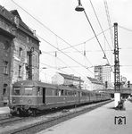 ET 32 202a mit einer kurz gekuppelten Doppelgarnitur der Baureihe ET 32 in Gleis 35 des Münchener Hauptbahnhofs. (20.05.1959) <i>Foto: Joachim Claus</i>