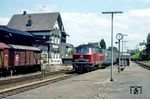 215 128 (Bw Köln-Nippes) verlässt mit N 6422 nach Köln den Bahnhof Marienheide. (29.05.1982) <i>Foto: Wolfgang Bügel</i>