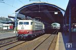 103 212 erreicht mit IC 107 "Lötschberg" (Hamburg-Altona - Dortmund – Brig) den Bonner Hauptbahnhof. (29.05.1982) <i>Foto: Joachim Bügel</i>
