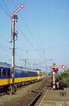 Freie Fahrt für E 2504 (aus niederländischen Wagen) und 111 135 im Bahnhof Köln-Kalk. (30.05.1982) <i>Foto: Wolfgang Bügel</i>