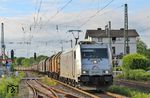185 418 von TXLogistik fährt mit DGS 48613 nach Novi S Bovo/Italien durch den Bahnhof Leichlingen. (22.06.2016) <i>Foto: Joachim Bügel</i>
