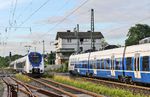 Im Bahnhof Leichlingen begegnet die dort ausfahrende RB 27863 nach Köln Hbf (links) dem nach Rheine durchfahrenden Regionalexpress 26130. (22.06.2016) <i>Foto: Joachim Bügel</i>