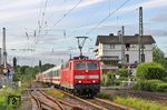 Und wieder einmal der momentane "Starzug" auf der Wupperstrecke: 181 204 fährt mit PbZ 2471 (Dortmund Bbf - Frankfurt Hbf) durch den Bahnhof Leichlingen. Vor dem Empfangsgebäude steht auch (noch) das 2012 außer Betrieb genommene Dr S2-Stellwerk "Lf". (22.06.2016) <i>Foto: Joachim Bügel</i>