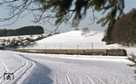 Durch die vorweihnachtliche Winterlandschaft bei Traunstein befördert 110 338 den D 219 "Tauern-Express" (Ostende - Split). (20.12.1974) <i>Foto: Peter Schiffer</i>