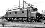 E 04 09 wurde am 17. März 1933 beim Bw Leipzig Hbf West in Dienst gestellt. Anlaß genug, die Lok nach dem Standard des DLA dort in Szene zu setzen. Am 30. März 1946 wurde sie nach Russland abgefahren und kam am 05.01.1953 völlig ausgeschlachtet zur DDR-Reichsbahn zurück. Bis Juli 1957 wurde sie im RAW Dessau Instand gesetzt und war ab 08. Juli 1957 beim Bw Magdeburg wieder im Einsatz. Am 10. Dezember 1970 wurde sie abgestellt und am 15. Mai 1972 ausgemustert.  (1933) <i>Foto: DLA Darmstadt (Hubert)</i>