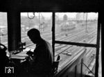 Blick aus dem Stellwerk in der Südausfahrt des Hamburger Hauptbahnhofs auf die einzeln fahrende V 200 042 vom Bw Hamm. (12.05.1961) <i>Foto: Detlev Luckmann</i>