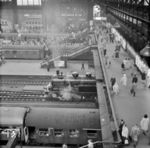 Blick auf das geschäftige Treiben im Hamburger Hauptbahnhof. (12.05.1961) <i>Foto: Detlev Luckmann</i>