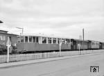 T 23 der Sylter Verkehrsgesellschaft (SVG), Baujahr 1925 (ex Rendsburger Kreisbahn), vor einem Sonderzug für die Mitglieder des BDEF in Westerland. (13.05.1961) <i>Foto: Detlev Luckmann</i>