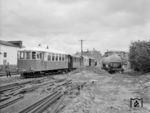 T 23 rangiert im Bahnhof Westerland. Der Zustand der Bahn scheint bereits 1961 nicht mehr der Beste gewesen zu sein, der Siegeszug des Individualverkehrs auf Sylt hat wohl schon begonnen. (13.05.1961) <i>Foto: Detlev Luckmann</i>