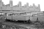 1971 befand sich die gerade erst im Aufbau befindliche Selfkantbahn auf der Suche nach geeigneten meterspurigen Fahrzeugen für ihren Museumsbetrieb auf der Geilenkirchener Kreisbahn. Fündig wurde man auf der Insel Sylt und kaufte dort zehn Triebfahrzeuge und Wagen, die einen repräsentativen Querschnitt eines Kleinbahnfahrzeugparks der 1950er-Jahre darstellen sollte. Daß mit dem "LT 4" der Sylter Inselbahn ein damals gerade erst 17 Jahre altes Schienenfahrzeug dazugehörte, kann man getrost als vorausschauend bezeichnen. Zusammen mit den anderen Fahrzeugen fand der Borgward-LT eine vorübergehende Bleibe in Mülheim/Ruhr, um dann in Aachen am Gut Melaten (Foto vor der Kulisse des im Bau befindlichen Aachener Klinikums) unter freiem Himmel von 1972 bis 1978 abgestellt zu werden. Die anfängliche Idee, hier in räumlicher Nähe zum Wohnort einiger Aktiver der Museumsbahn daran arbeiten zu können, wich bald der Erkenntnis, daß der reguläre Museumsbetrieb doch mehr Zeit in Anspruch nahm. Einer Anfrage des Deutschen Straßenbahnmuseums (DSM) in Hannover (Standort Sehnde-Wehmingen) nach diesem Fahrzeug gab man statt, und der Borgward-LT begab sich, per Eisenbahn, auf die Reise zunächst nach Hannover, dann nach Wehmingen. Interessanterweise wird dieses Fahrzeug jetzt (seit 2014) nun doch in der Werkstatt Schierwaldenrath der Selfkantbahn aufgearbeitet, um im Anschluss an seine Restaurierung als Museumsstück nach Sylt zurückzukehren.  (21.11.1976) <i>Foto: Udo Kandler</i>