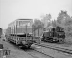 Im Mai 1961 verließen VT 1, VB 1 und VB 2 die Kreis Altenaer Eisenbahn in Richtung Nordsee. Detlev Luckmann dokumentierte die Verladung in Lüdenscheid Wehberg. Rechts steht KAE 22, die 1930 bei Jung entstand. (24.05.1961) <i>Foto: Detlev Luckmann</i>