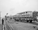 Lok 22 der KAE hilft tatkräftig an der Verladung eines VB für die Inselbahn Langeoog an der Kopframpe in Lüdenscheid Wehberg mit. Der Ausverkauf der KAE hatte begonnen, 3 Tage später (am 27. Mai 1961) wurde der Personenverkehr eingestellt. (24.05.1961) <i>Foto: Detlev Luckmann</i>